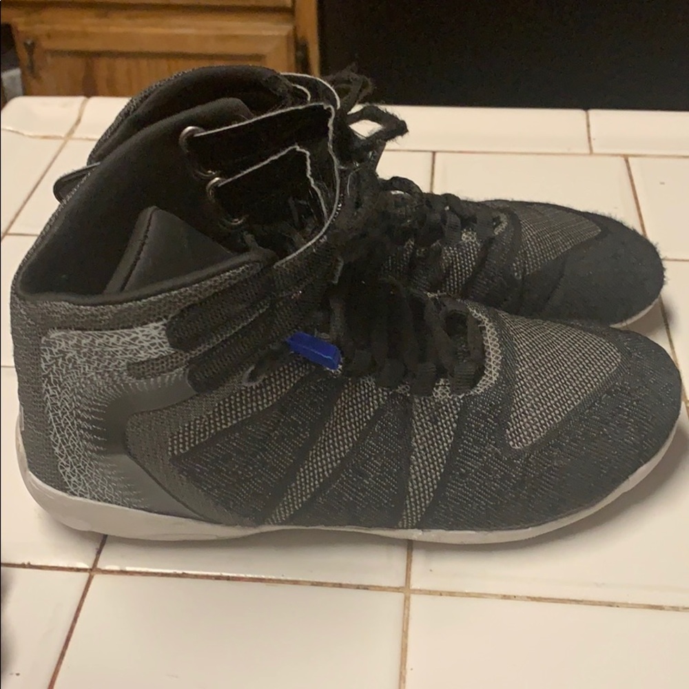 Nfinity black titans size 6